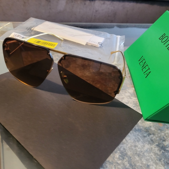 Authentic Bottega Veneta sunglasse - Picture 7 of 9